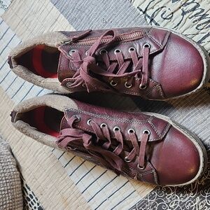 Biza wine color 9/40 Lace up, zip up loafer/tennis shoes